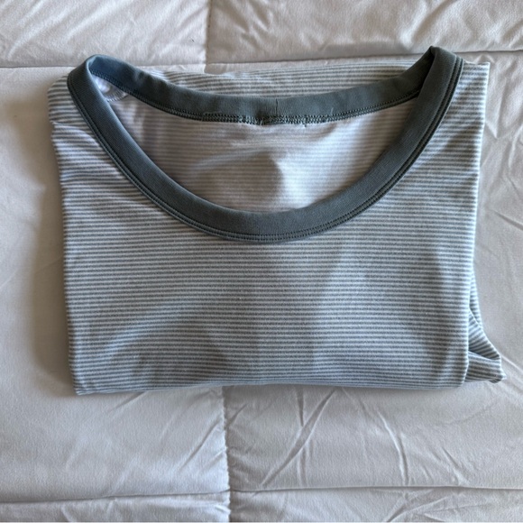 Lululemon The Fundamental T Size XL Short Sleeve, Blue/Gray & White Stripe EUC - Picture 6 of 7